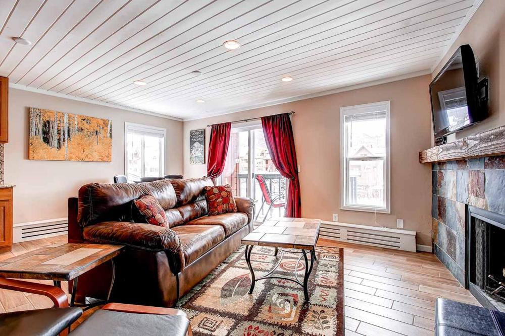 Panorama Alpine Condo: Hip Downtown Location